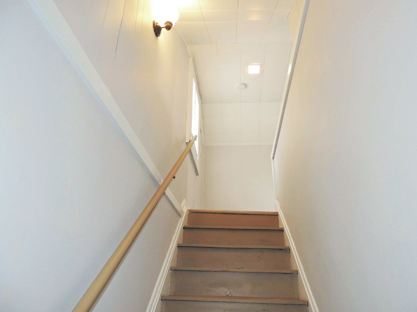 3 Bed – 1 Bath Colonial is available for Rent! Image