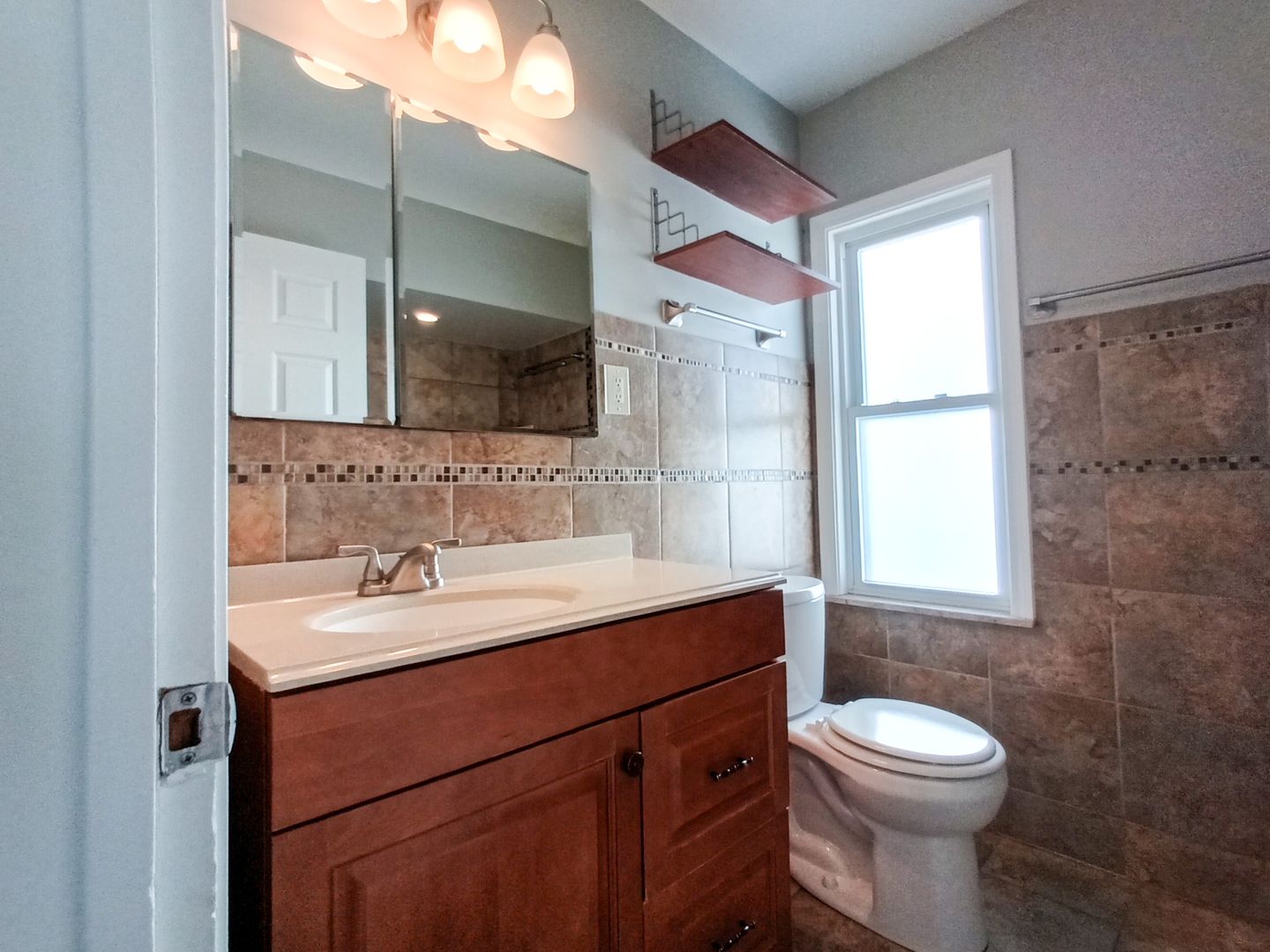 Beautiful Renovated 3 Bedroom, 1.5 Bathroom Colonial in Cleveland Heights, OH! Image