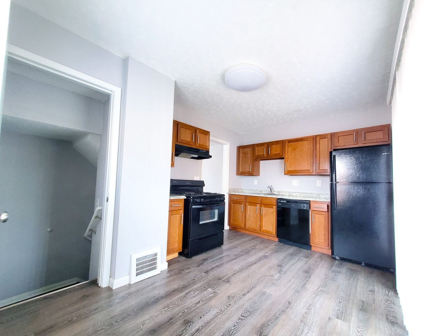 3 Bed – 1.5 Bath Cape Cod for Rent in Willowick! Image