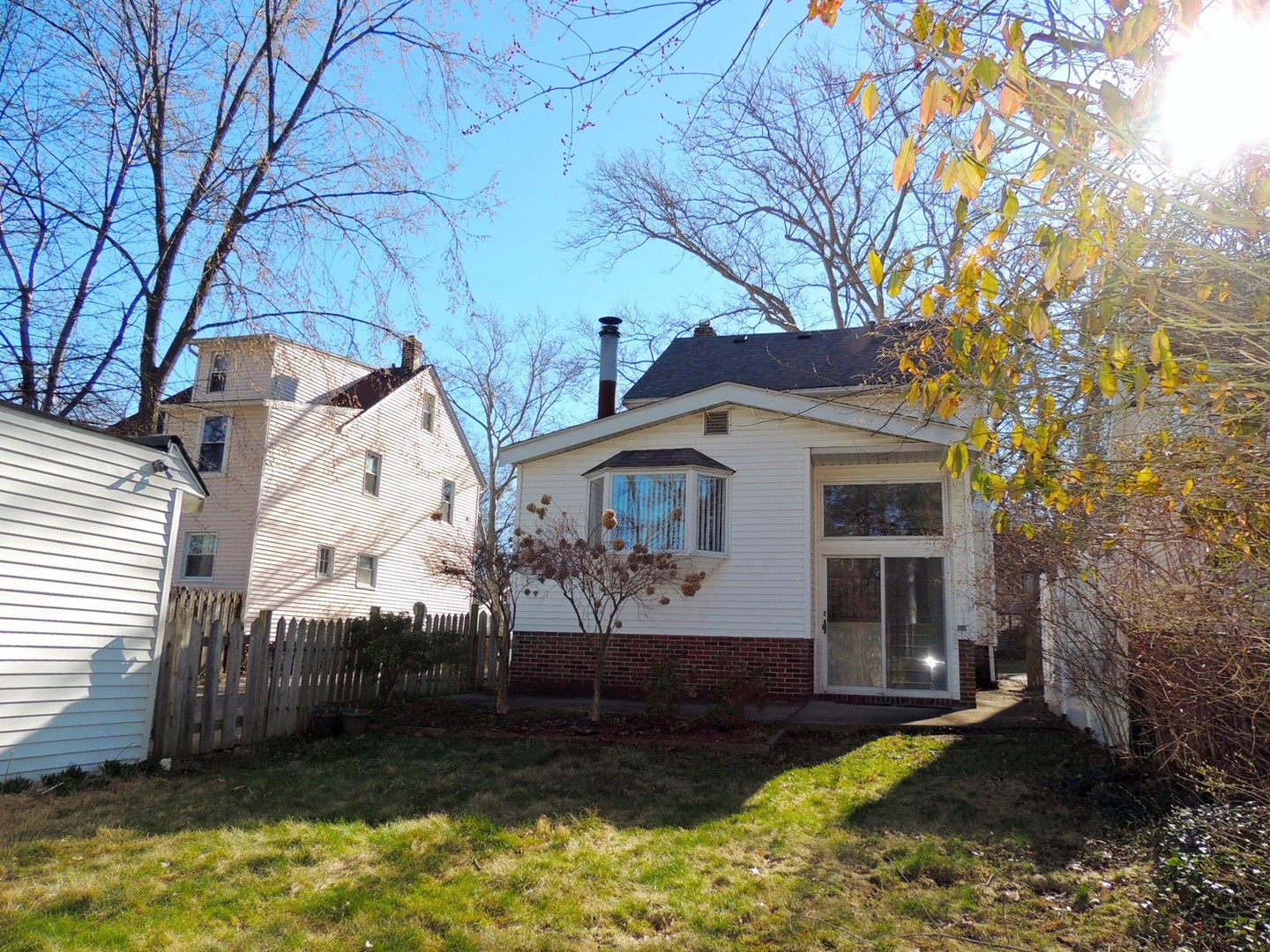 3 Bed – 1 Bath Colonial is available for Rent! Image