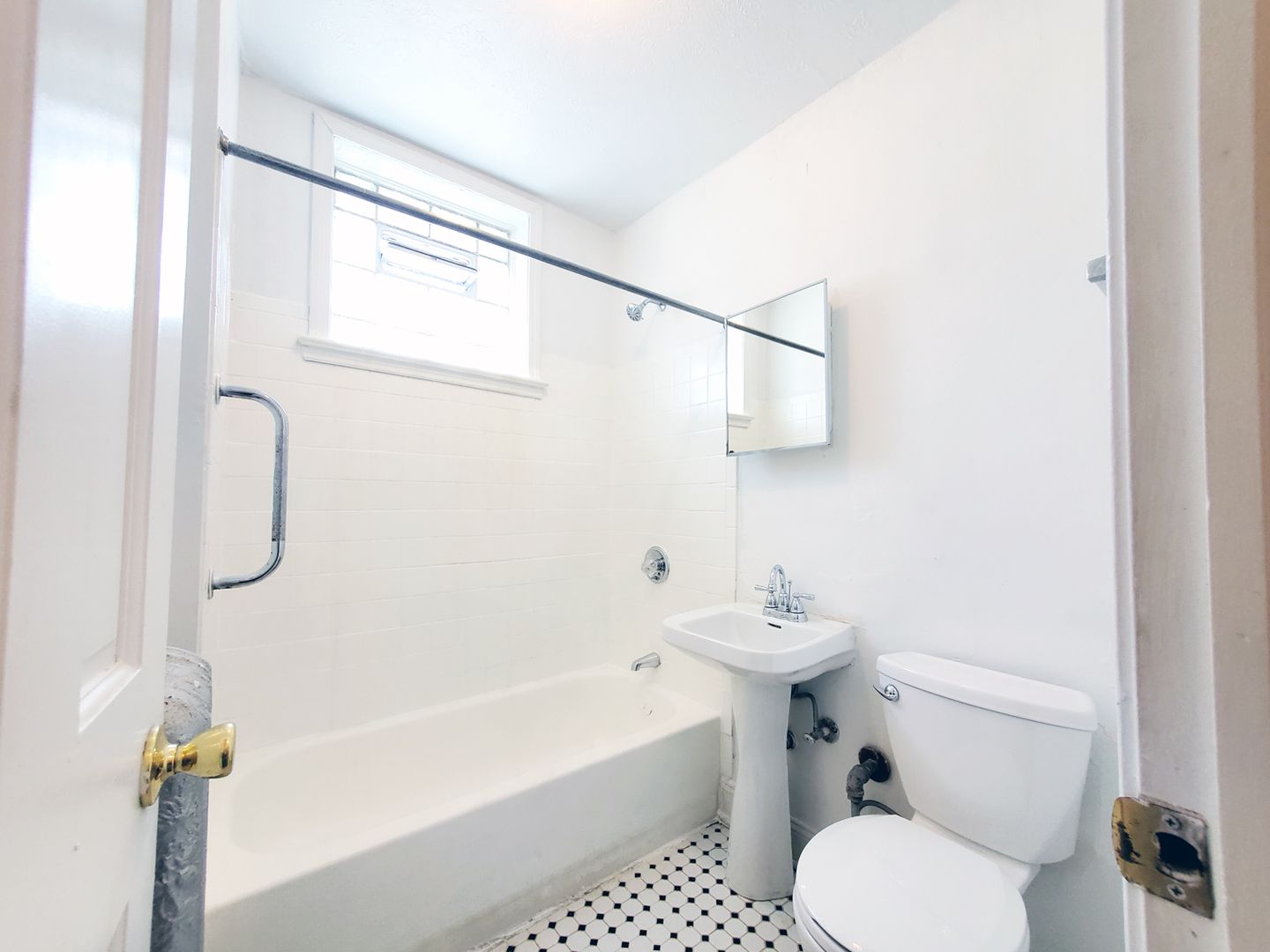 1 and 2-Bed Units for Rent – Prime Cleveland Heights Location! Image