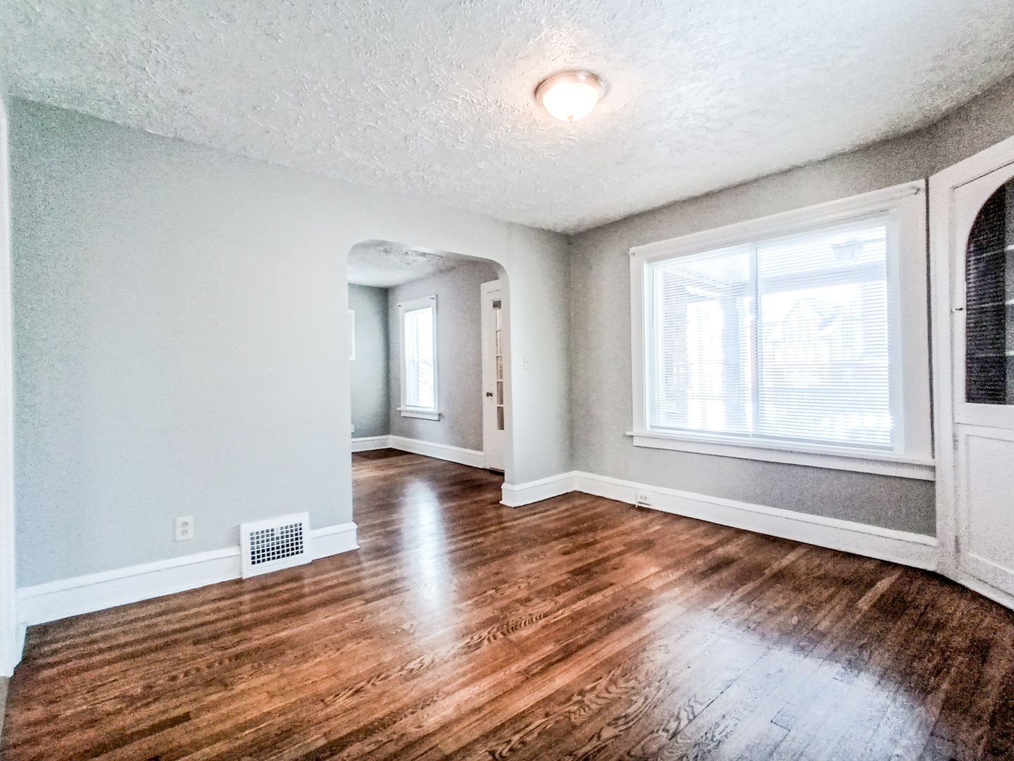 Beautiful Renovated 3 Bedroom, 1.5 Bathroom Colonial in Cleveland Heights, OH! Image