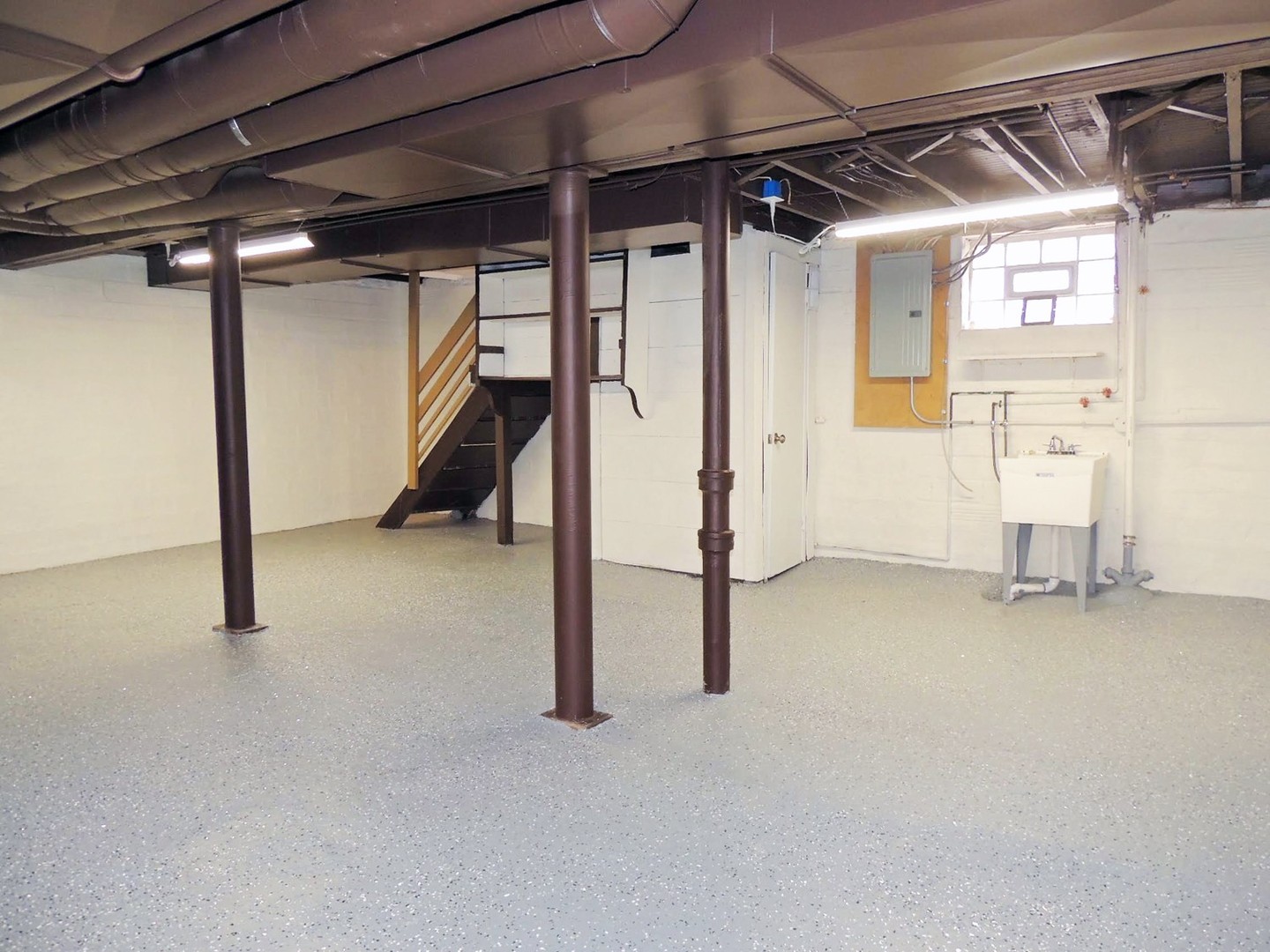 3 Bed – 1 Bath Colonial is available for Rent! Image