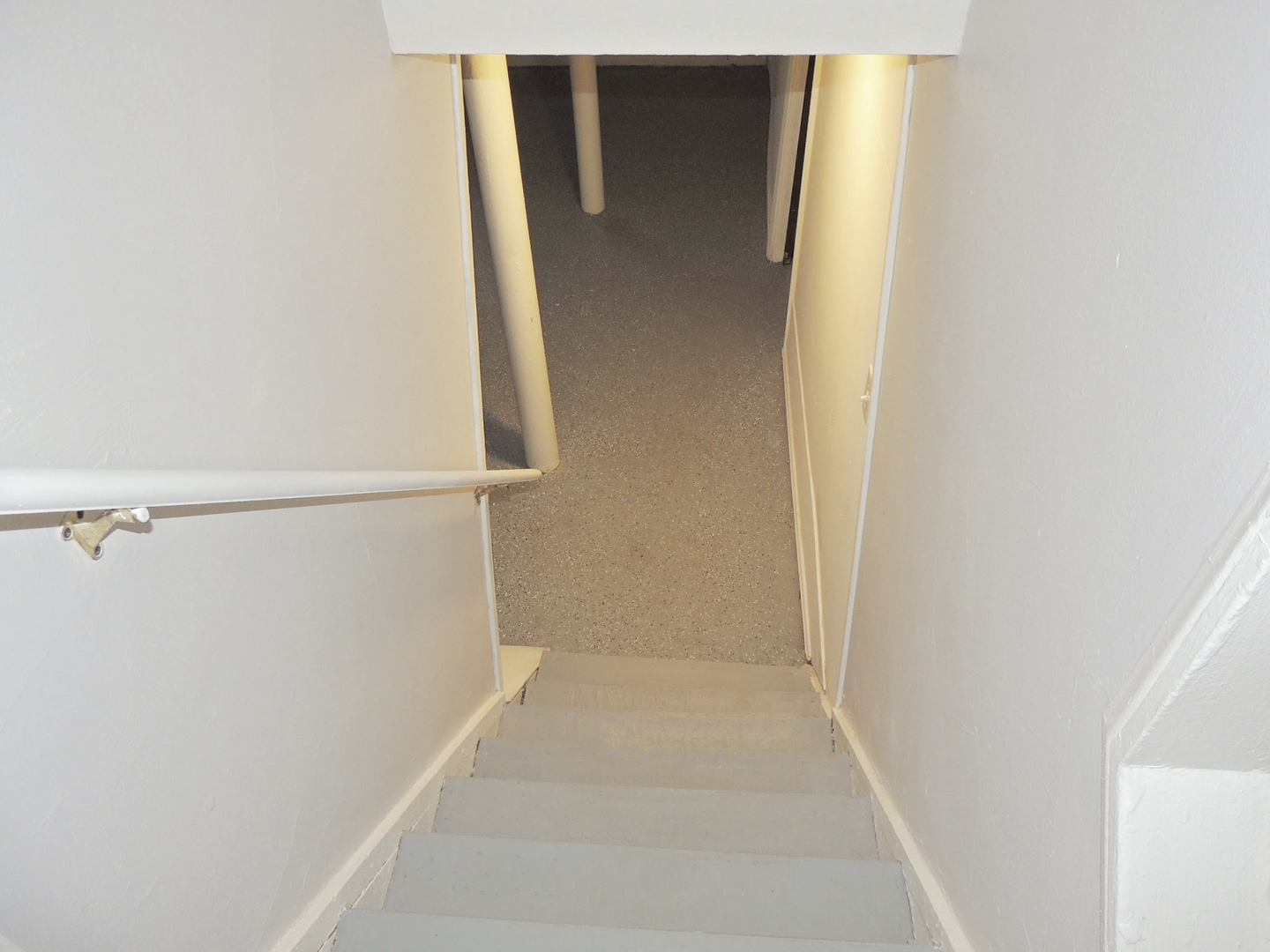 Renovated 3 Bed – 1.5 Bath Colonial for Rent! Image