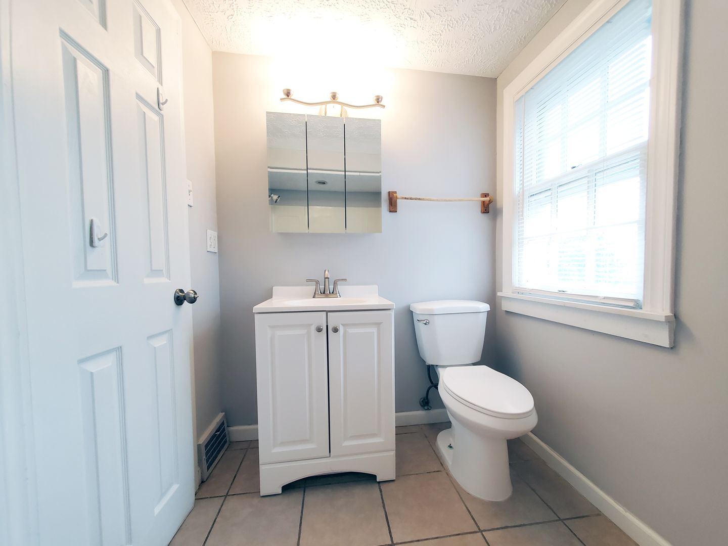 3 bed – 1.5 Bath Cape Cod for Rent Image