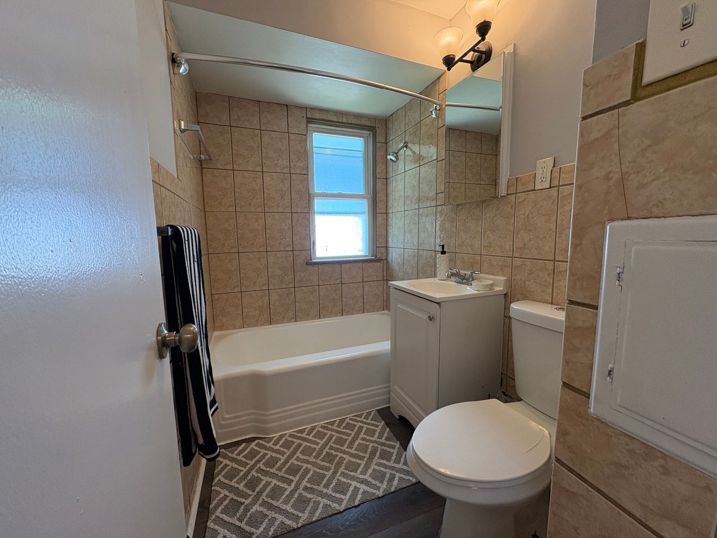 Completely Renovated 3 Bed – 2 Full Bath Cape Cod for Rent! Image