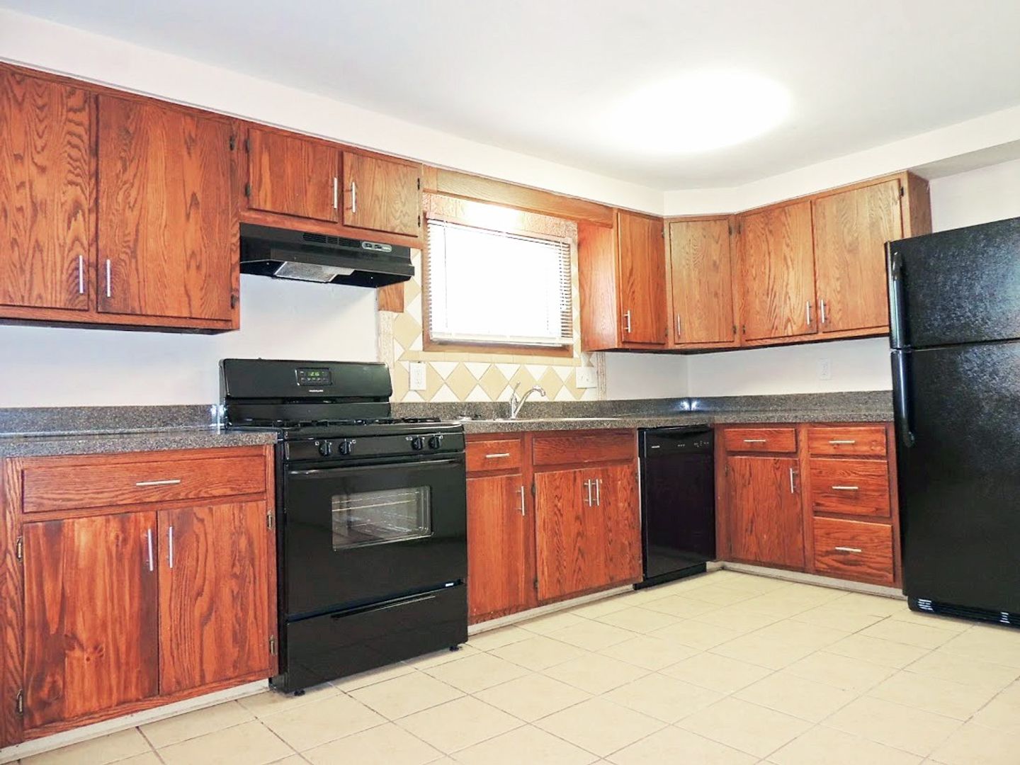 4 Bed – 1.5 Bath Colonial for Rent in Euclid! Image