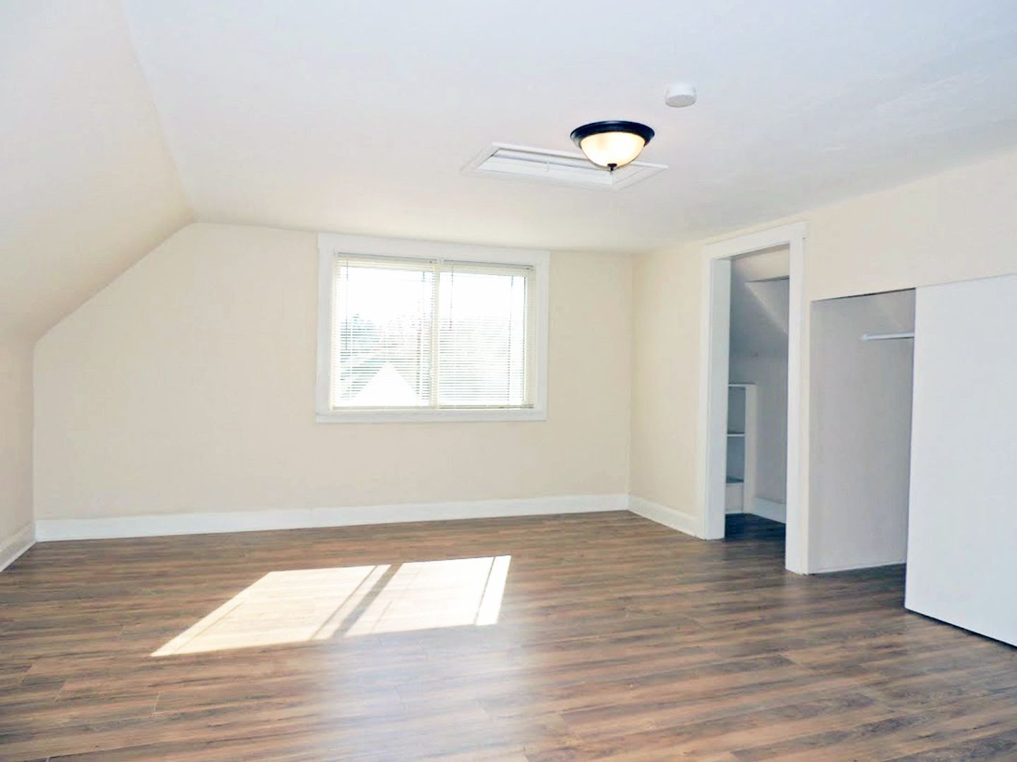 4 Bed – 1.5 Bath Colonial for Rent in Euclid! Image