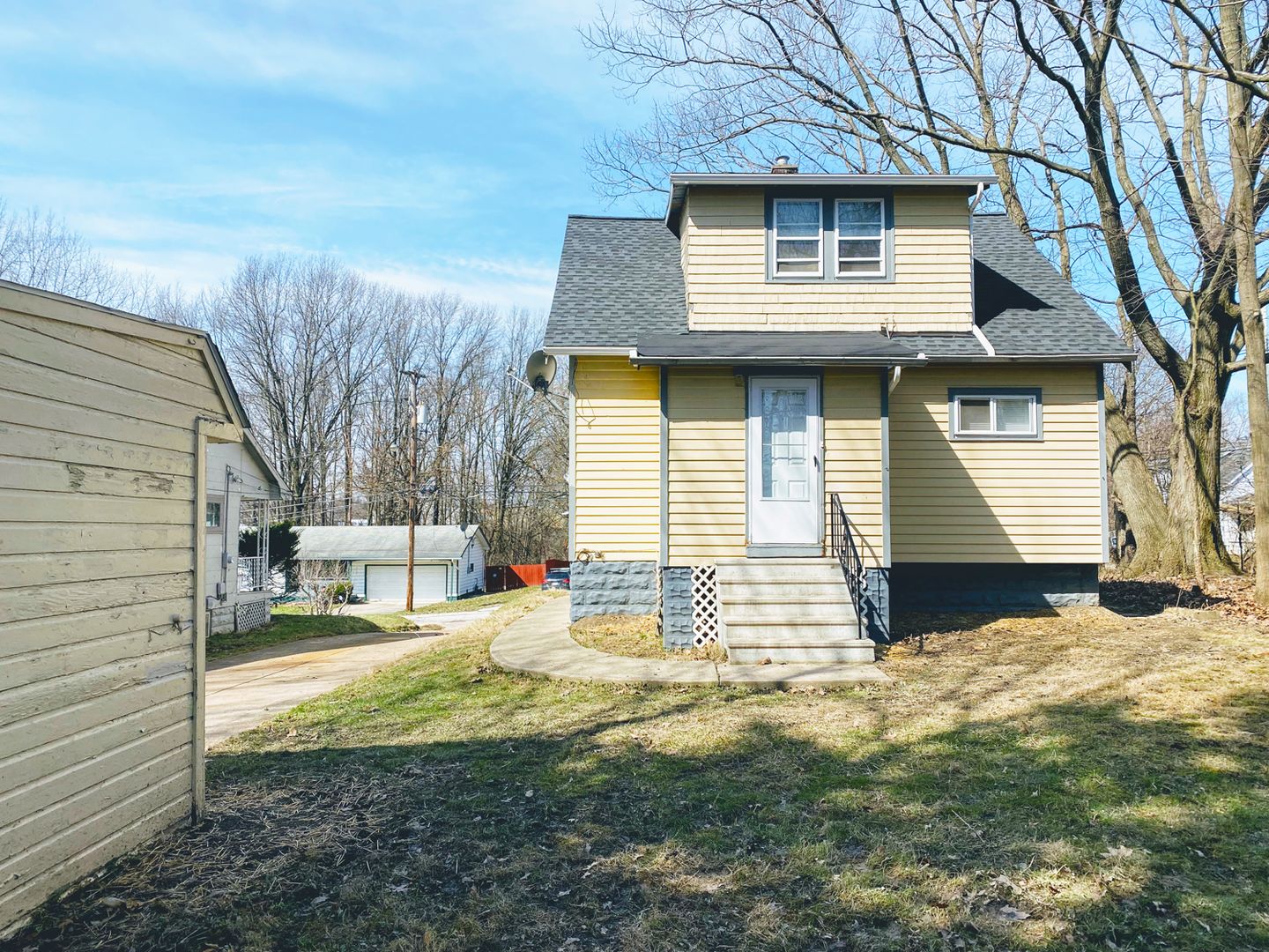 Newly Renovated 3 Bed 1 Bath House for Rent! Image