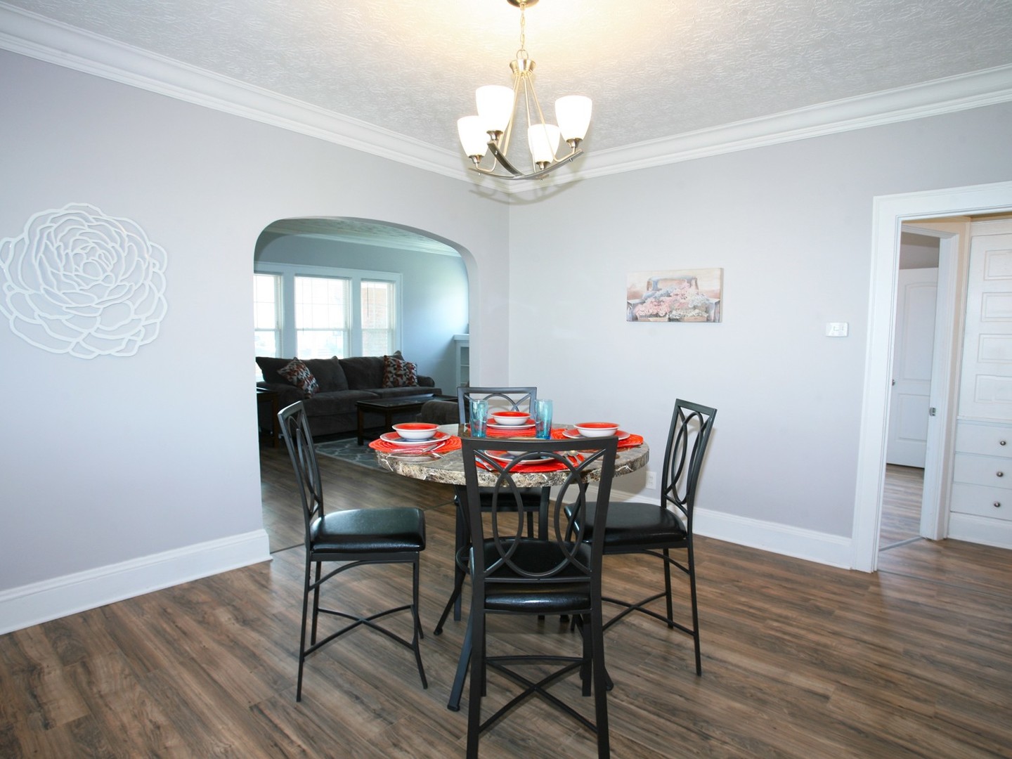 2 Bed – 1 Bath 1st Floor Unit for Rent in Shaker Heights Image