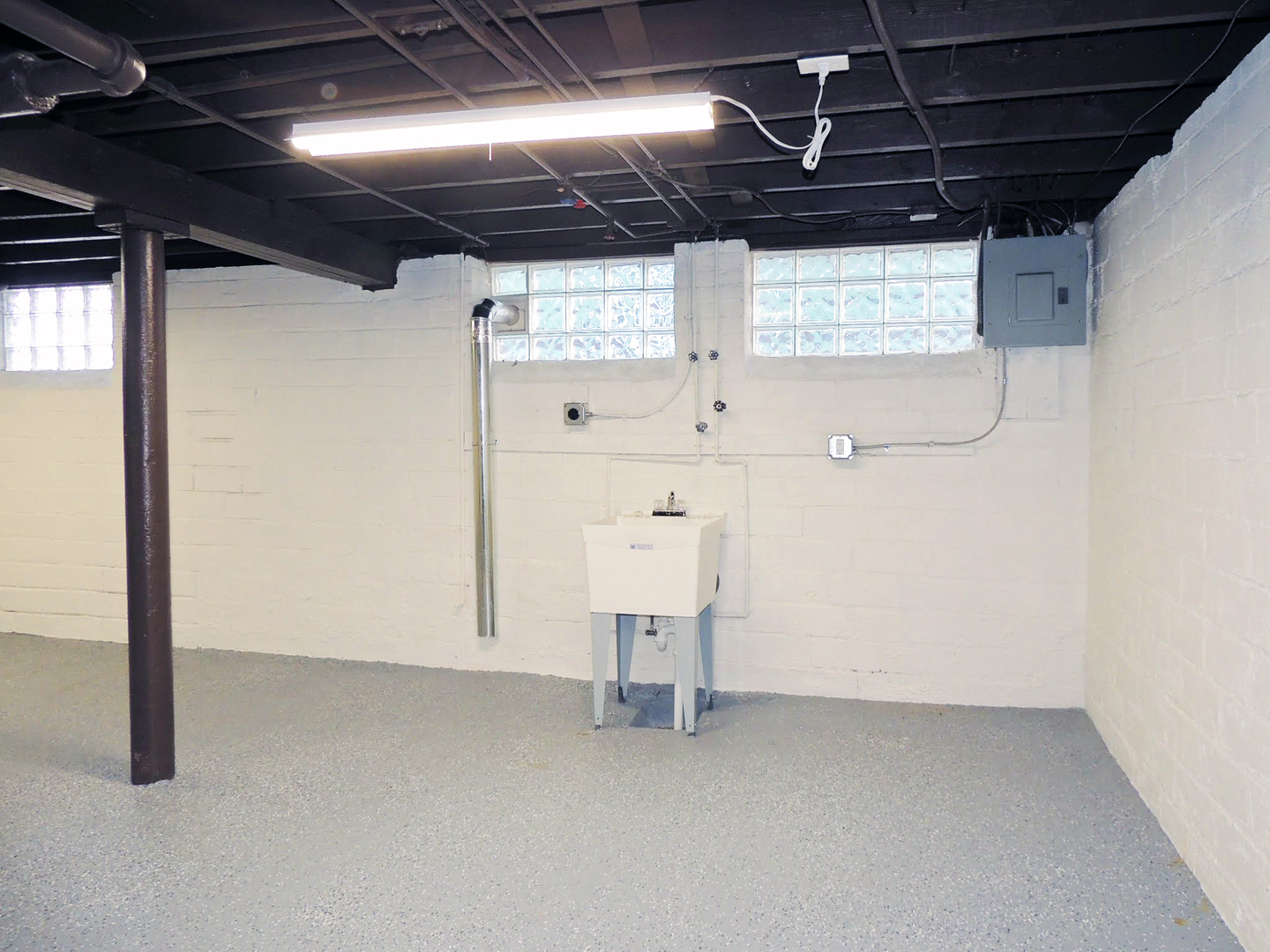 3 Bedroom & 1 Full Bathroom Colonial for Rent! Image