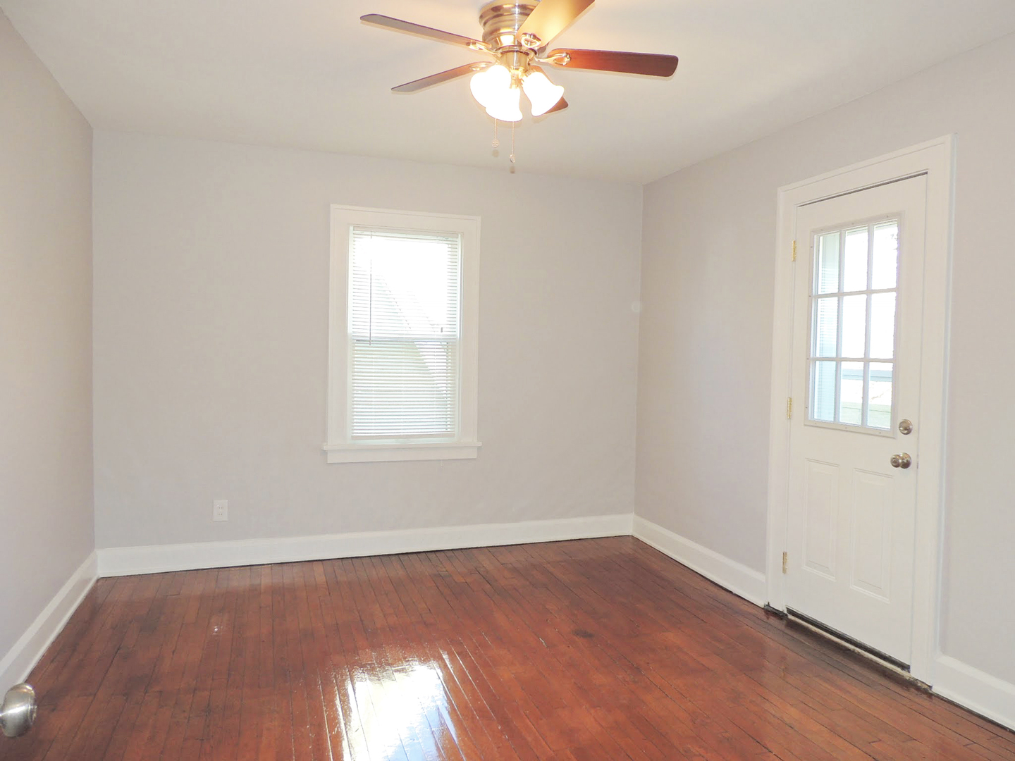 3 Bedroom & 1 Full Bathroom Colonial for Rent! Image