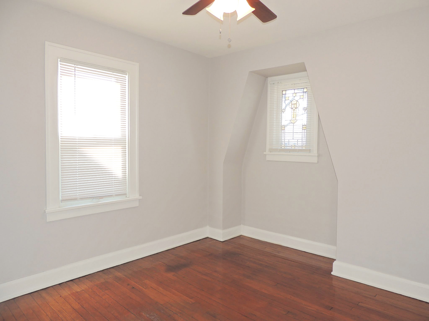 3 Bedroom & 1 Full Bathroom Colonial for Rent! Image