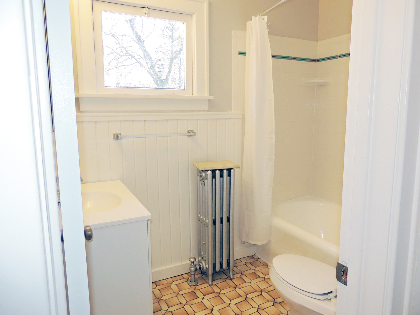 3 Bedroom & 1 Full Bathroom Colonial for Rent! Image