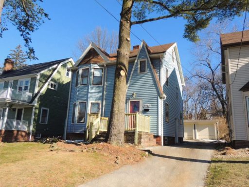 3 Bedroom & 1 Full Bathroom Colonial for Rent!