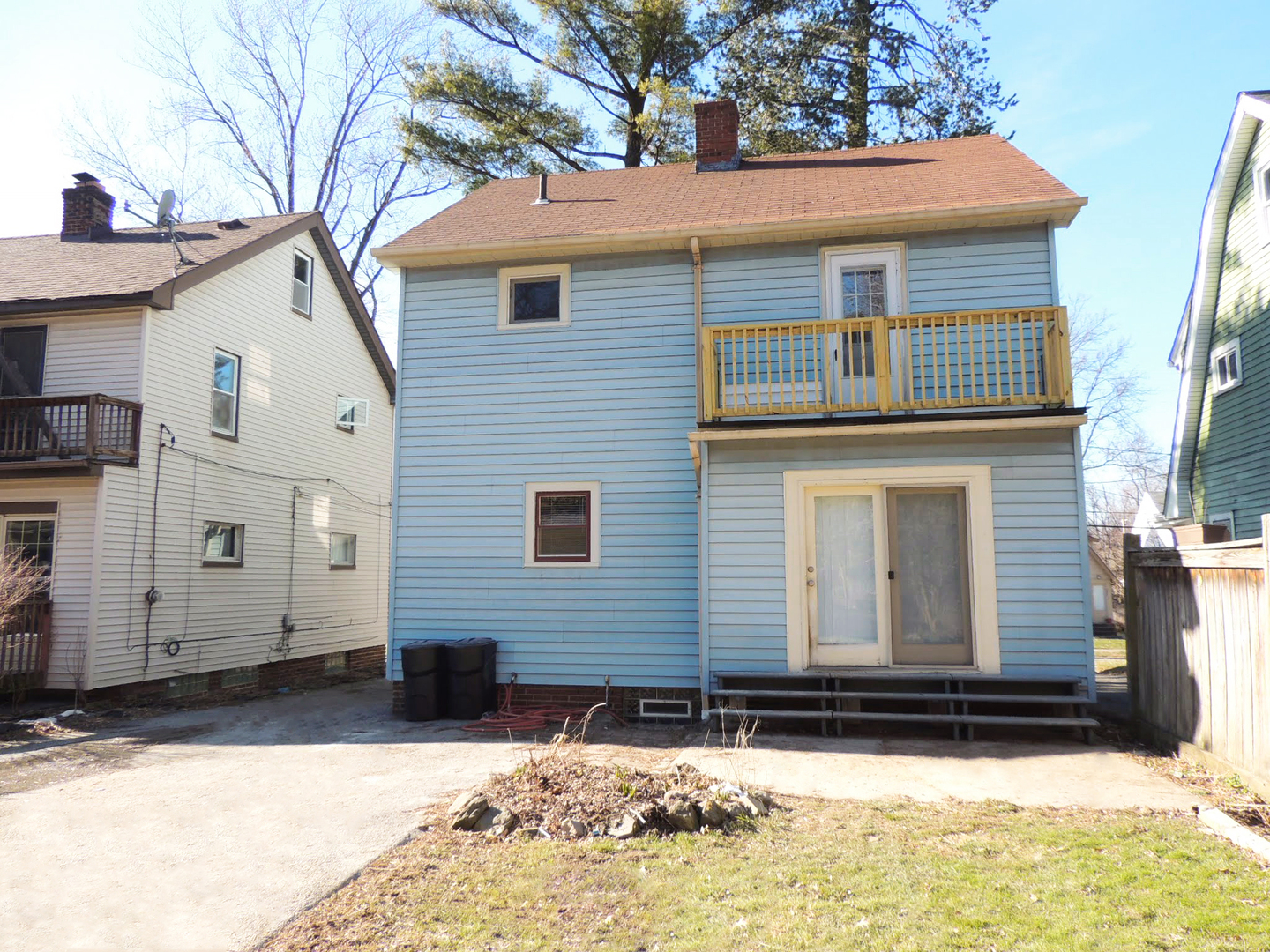 3 Bedroom & 1 Full Bathroom Colonial for Rent! Image