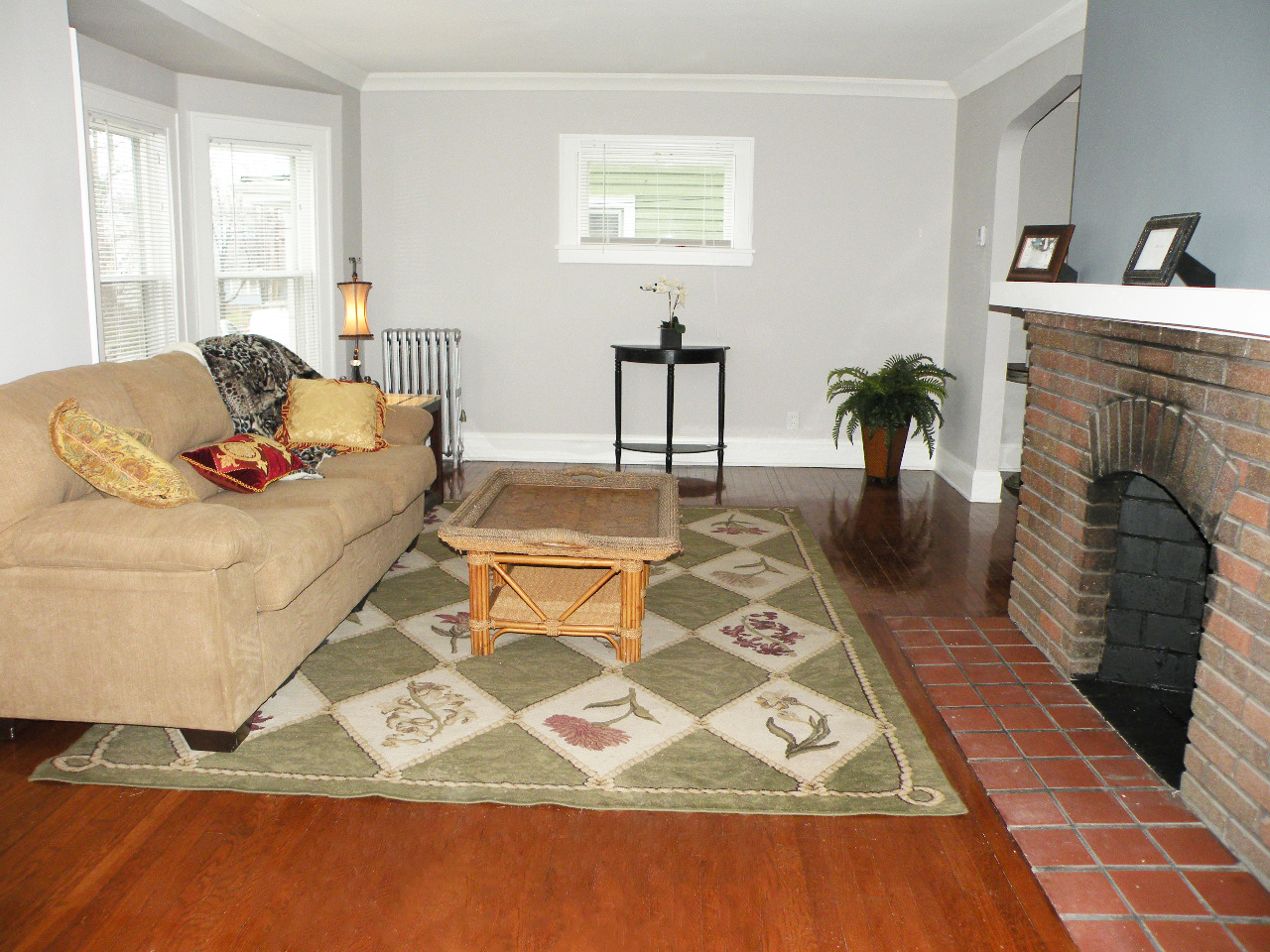 3 Bedroom & 1 Full Bathroom Colonial for Rent! Image
