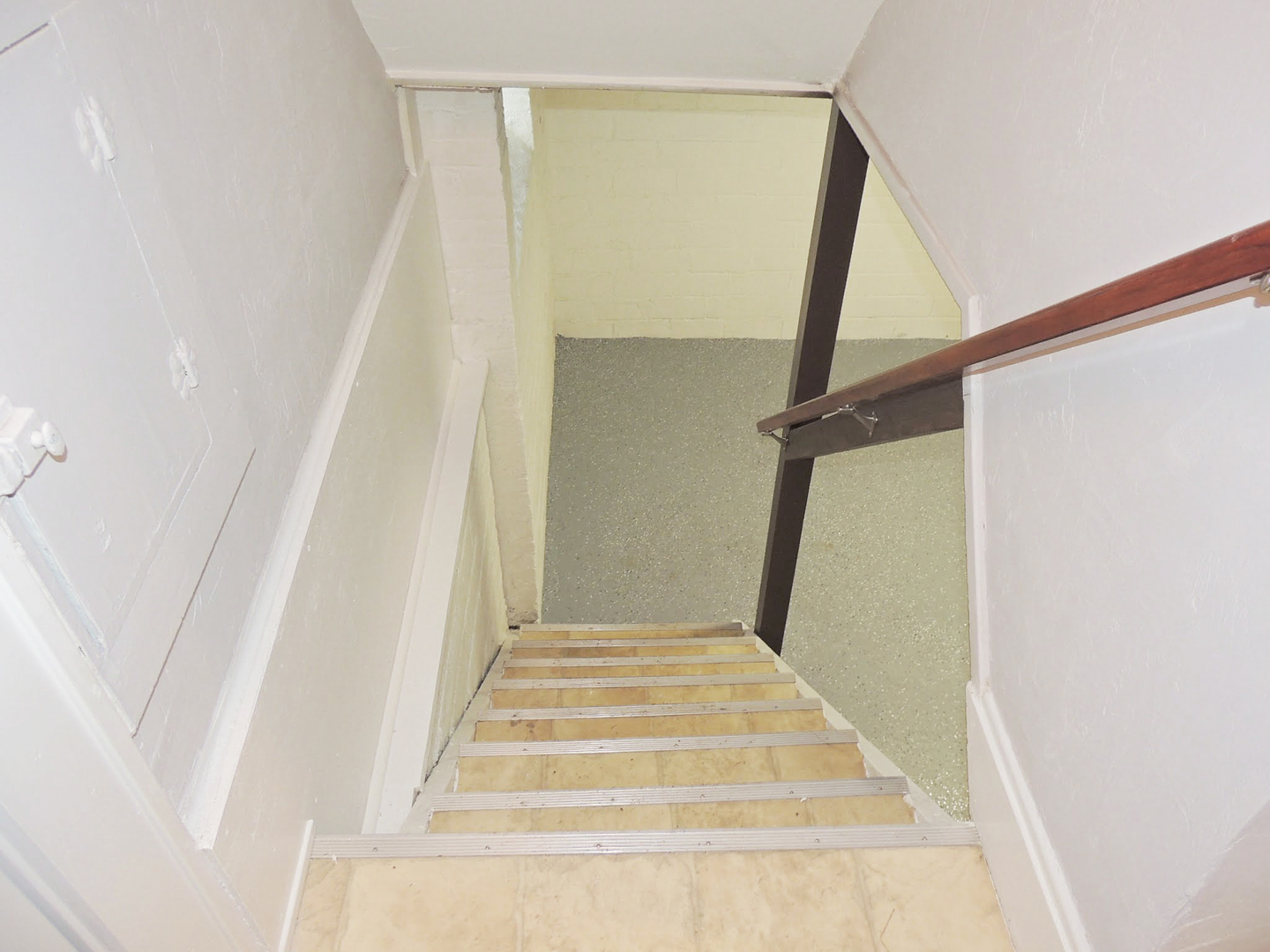 3 Bedroom & 1 Full Bathroom Colonial for Rent! Image