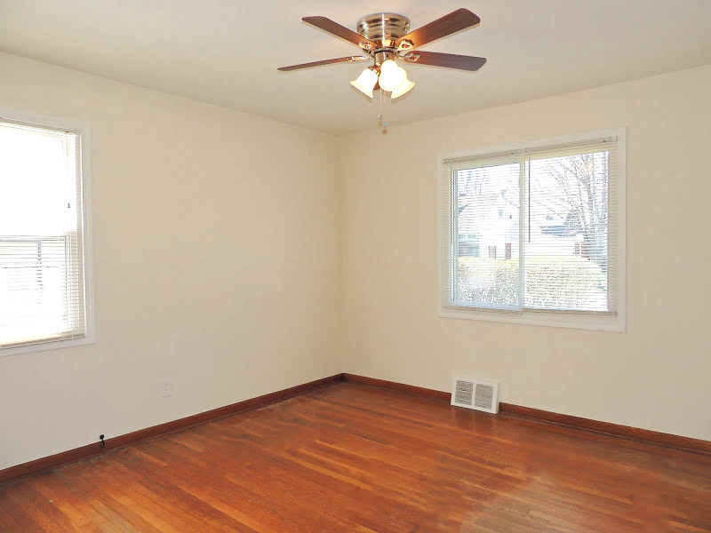 3 Bed & 2 Full Bath Cape Cod for Rent! Image