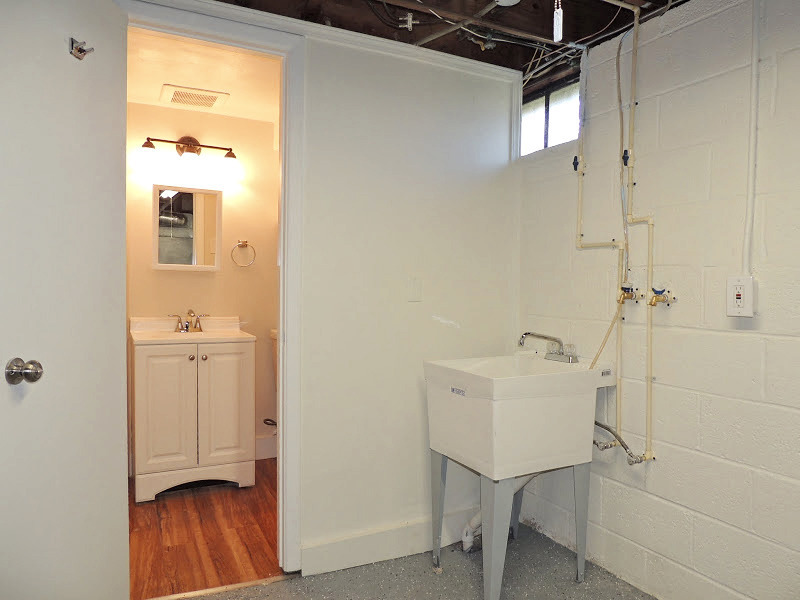 3 Bed & 2 Full Bath Cape Cod for Rent! Image