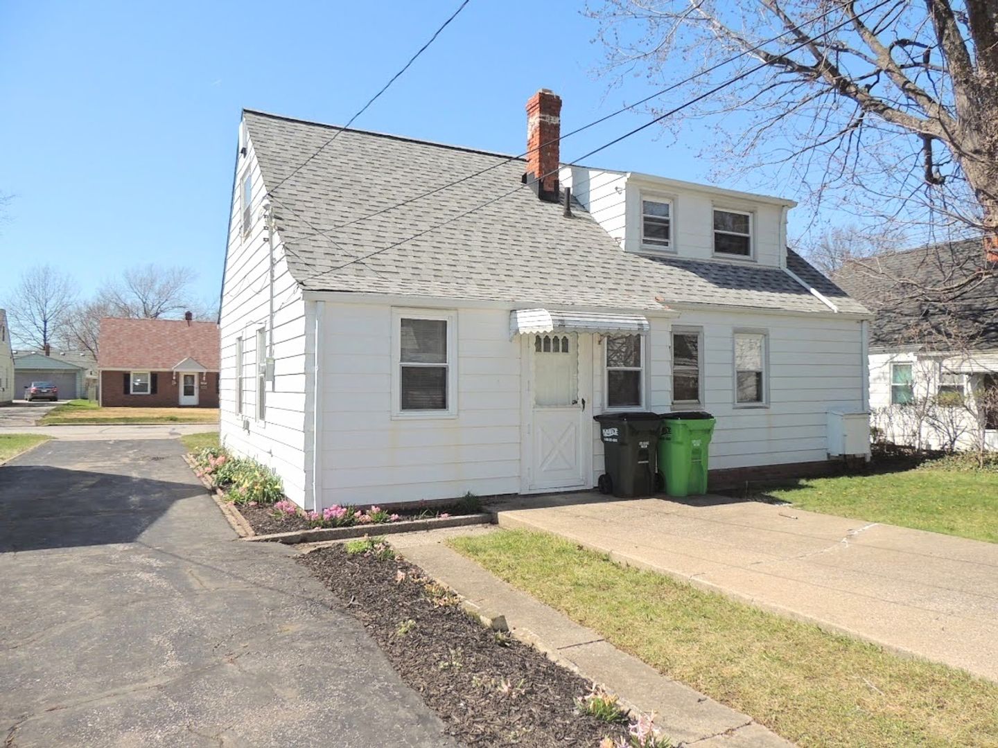 Spacious 4-Bedroom Bungalow for Rent in Euclid! Image