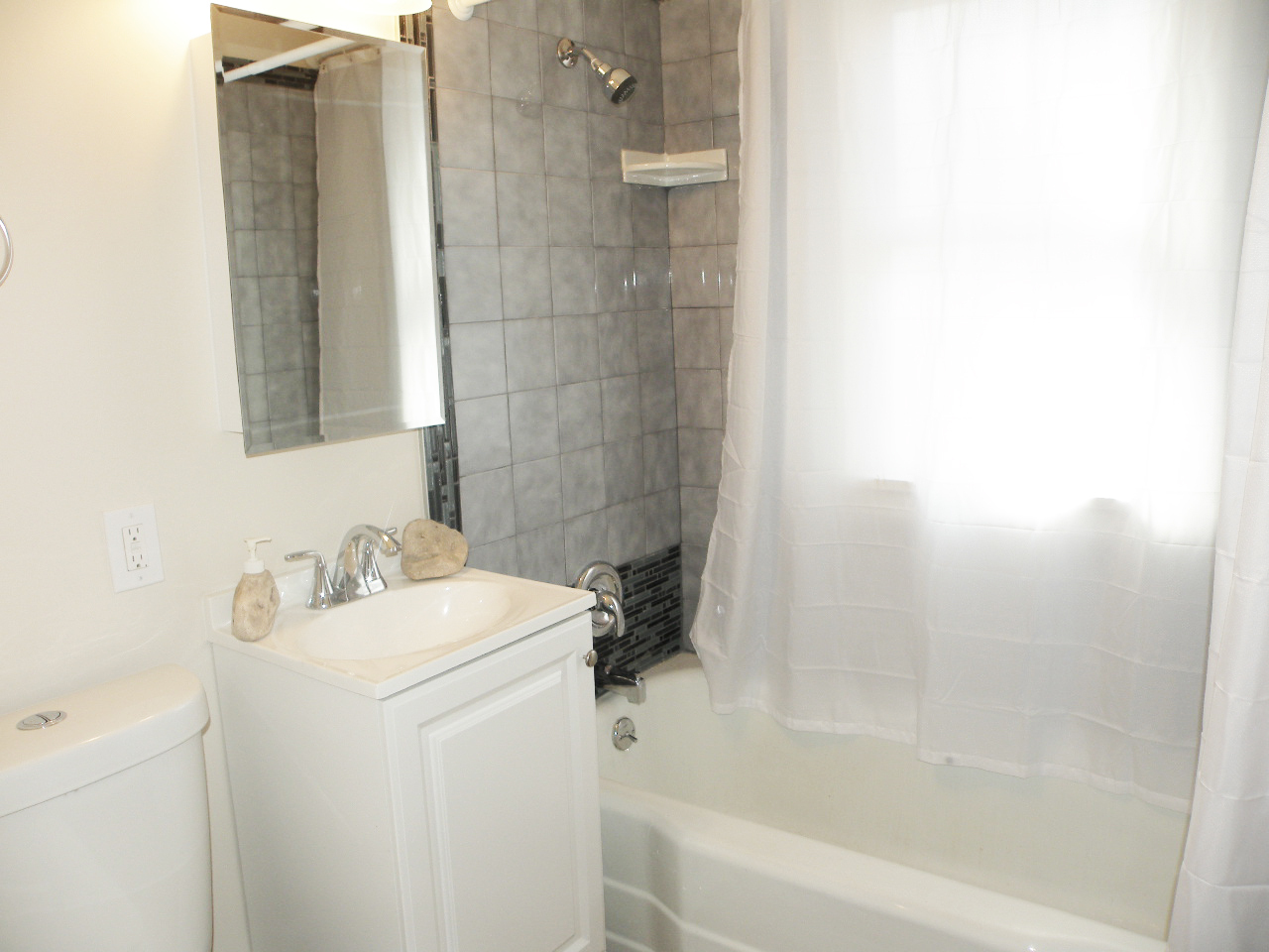 3 Bed – 1 Full Bath Cape Cod for Rent in Euclid | Unbelievably Beautiful! Image