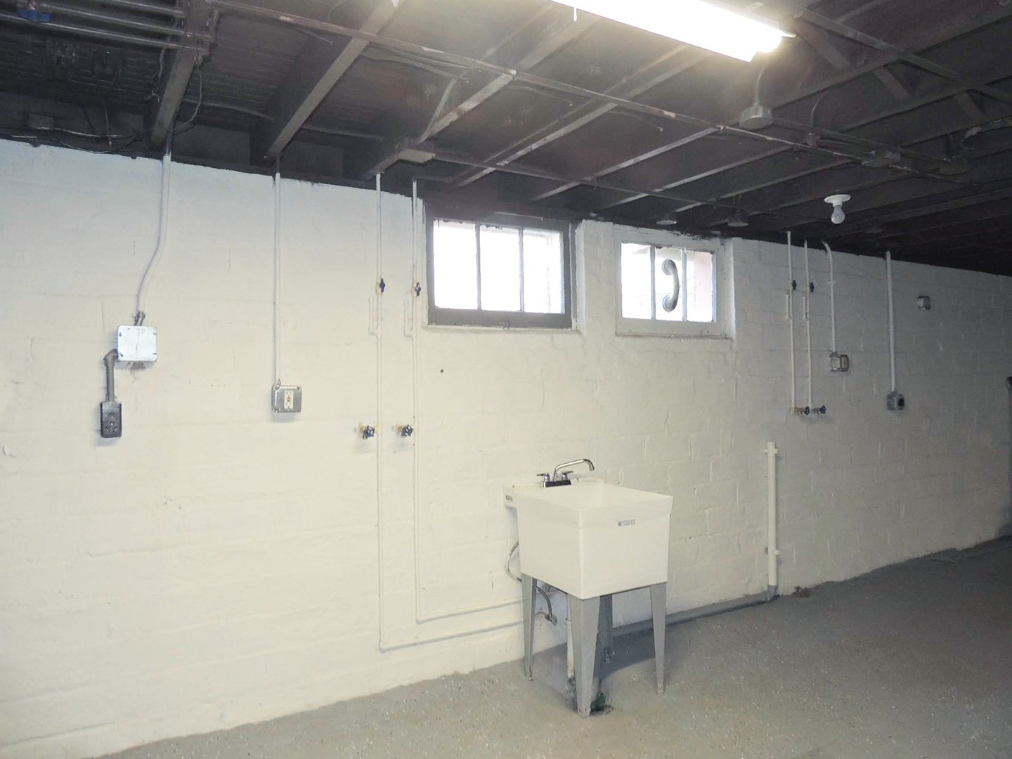2 Bed – 1 Bath Move-In Ready 1st-Floor Unit for Rent in Shaker Heights! Image