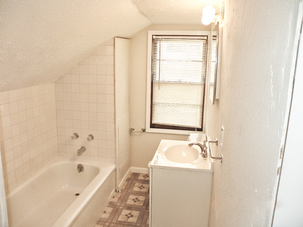 4 Bed- 3 Full Bath Cape Cod for Rent! Image