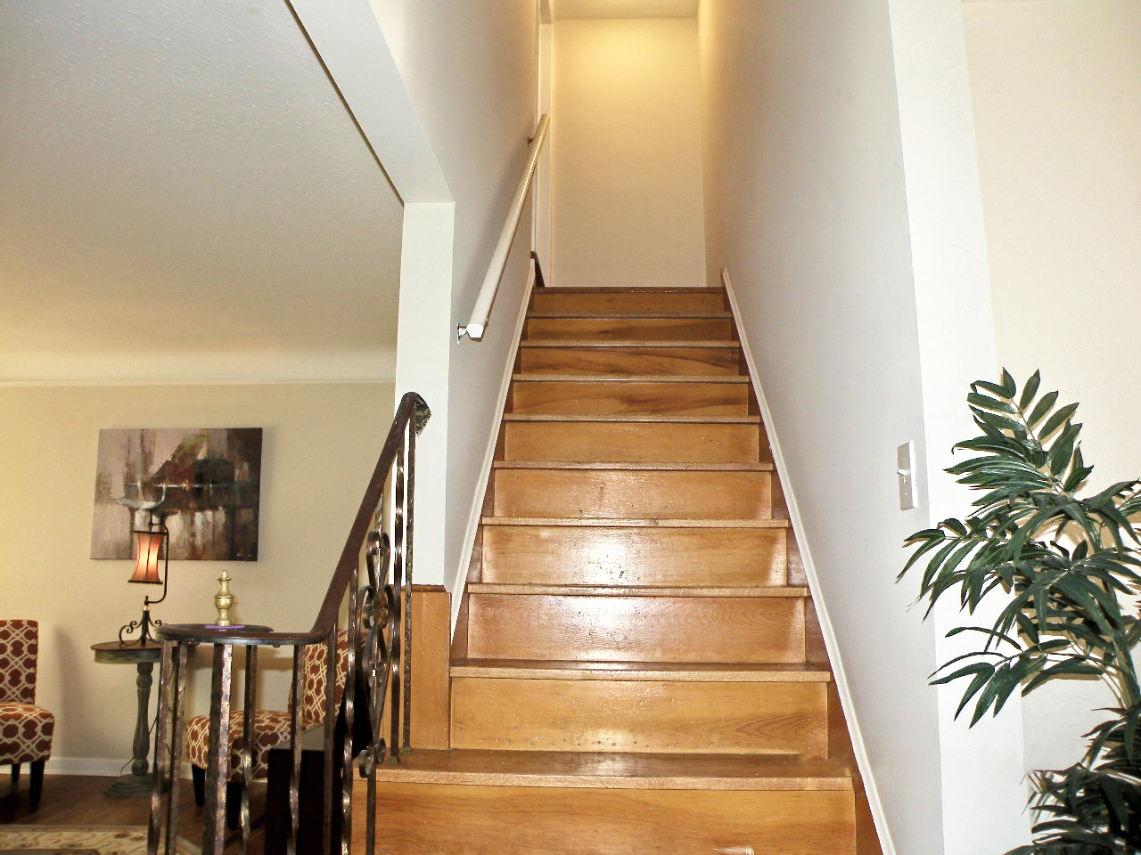 4 Bed- 3 Full Bath Cape Cod for Rent! Image