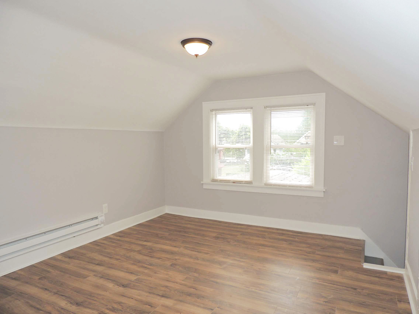 2 Bed – 1 Bath 3rd-Floor Unit for Rent! Image
