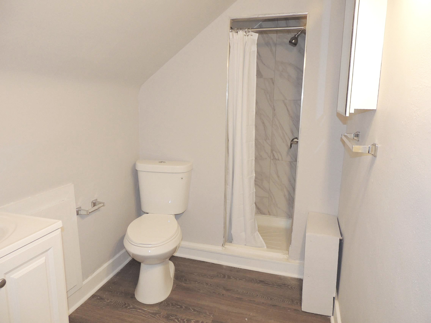 2 Bed – 1 Bath 3rd-Floor Unit for Rent! Image