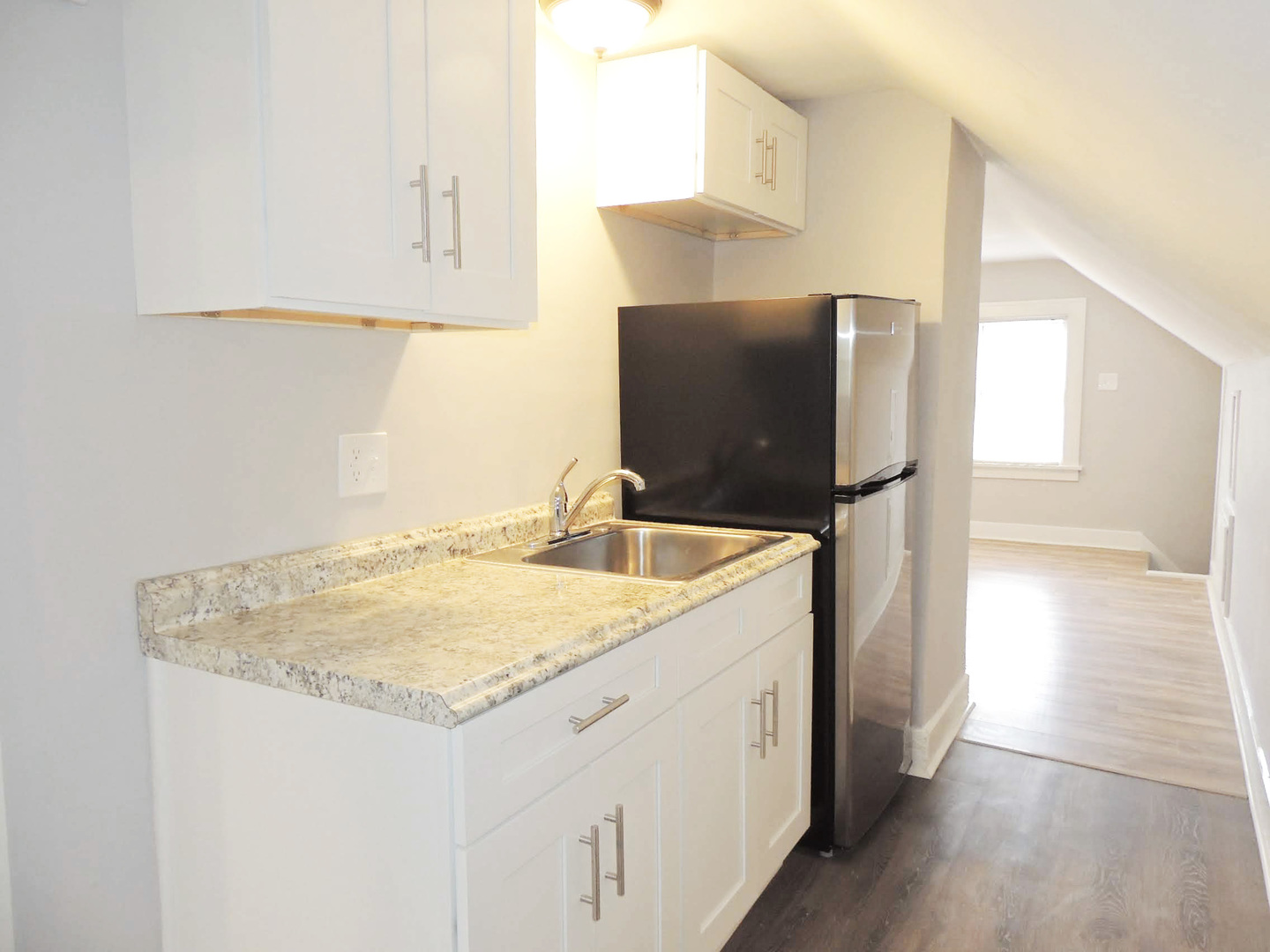 2 Bed – 1 Bath 3rd-Floor Unit for Rent! Image