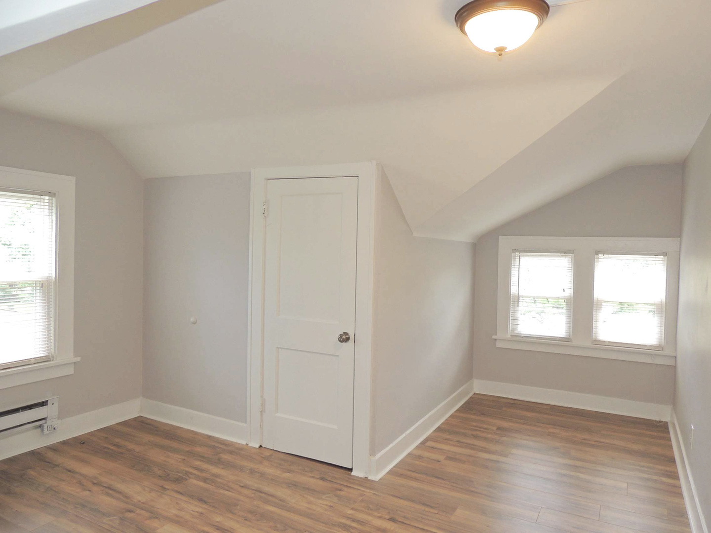 2 Bed – 1 Bath 3rd-Floor Unit for Rent! Image