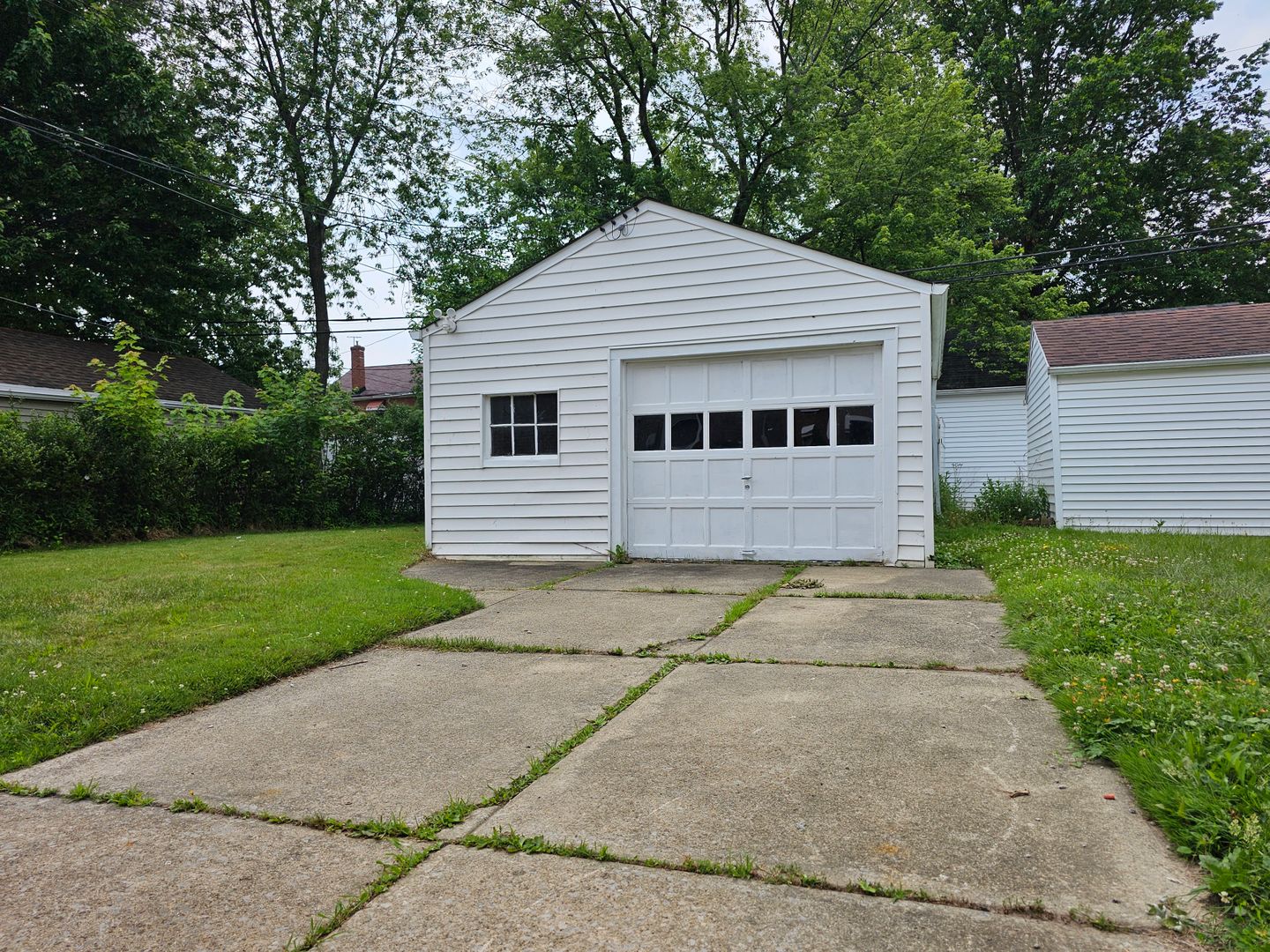 3 Beds and 1 Bath All Brick house available for rent! Image