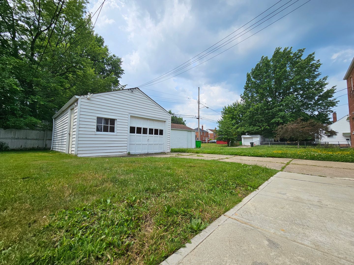 3 Beds and 1 Bath All Brick house available for rent! Image