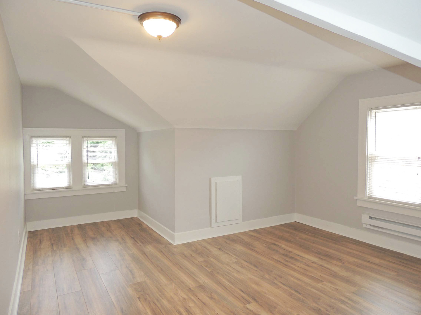 2 Bed – 1 Bath 3rd-Floor Unit for Rent! Image