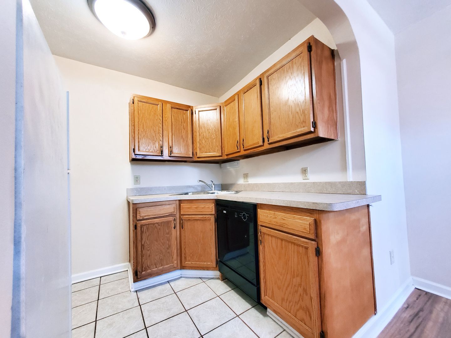 1 and 2-Bed Units for Rent – Prime Cleveland Heights Location! Image