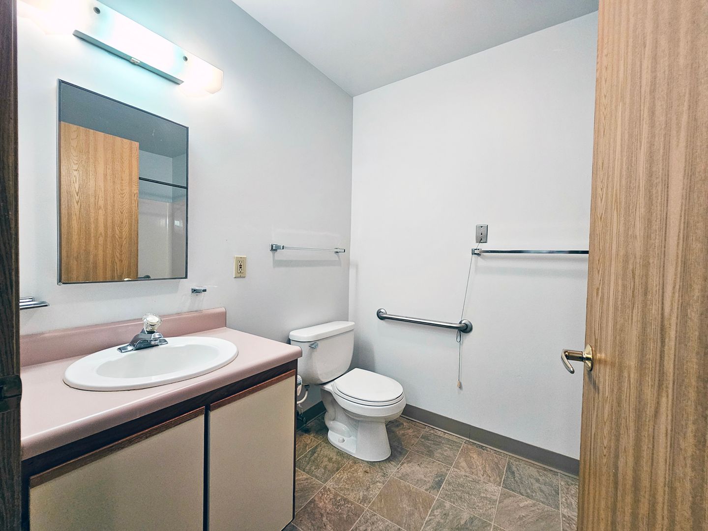 Elegant 2-Bedroom & 1-Bathroom Apartment in Ascension Village Image